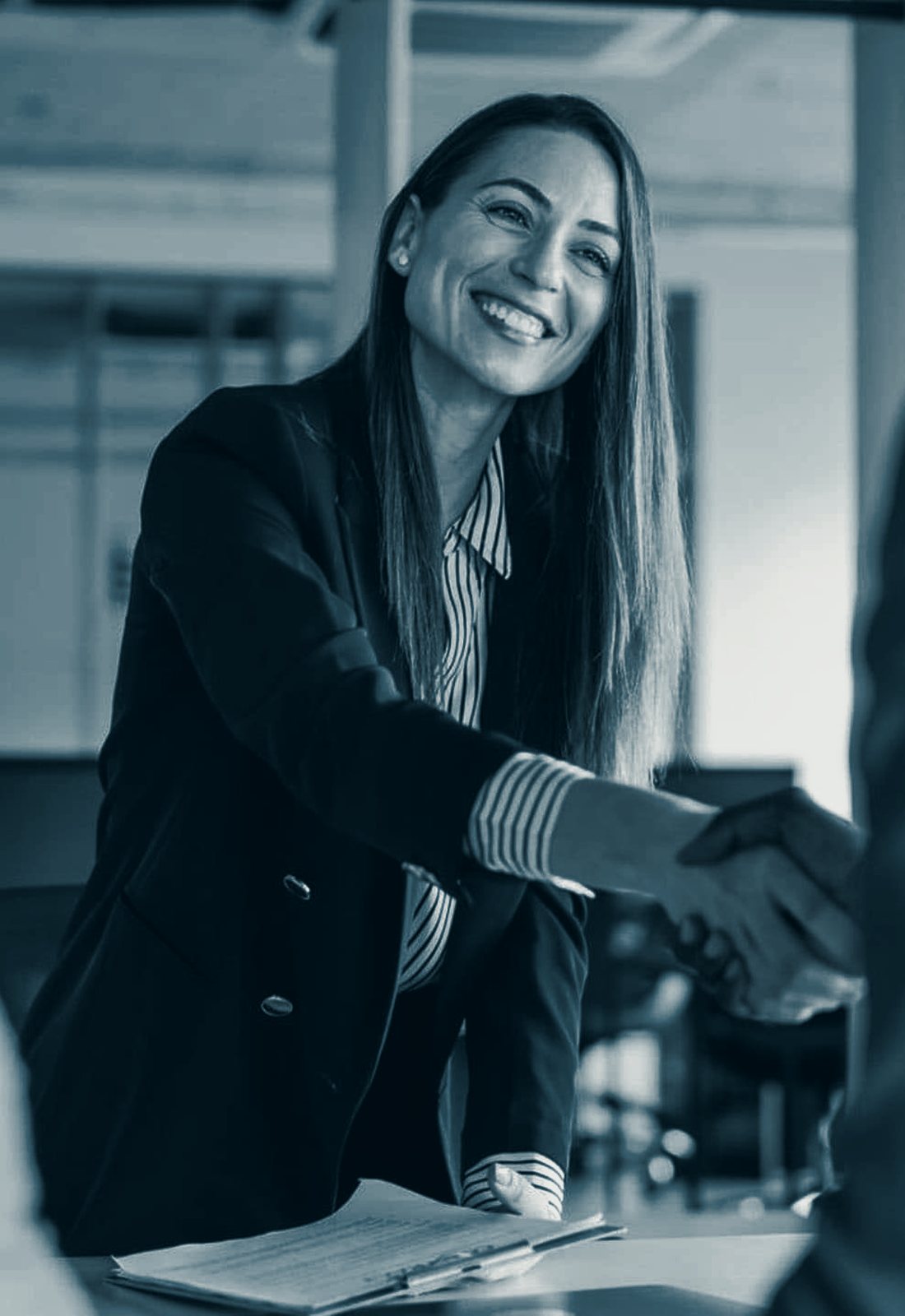 Une professionnelle de 321 Services Conseils en rencontre avec un client