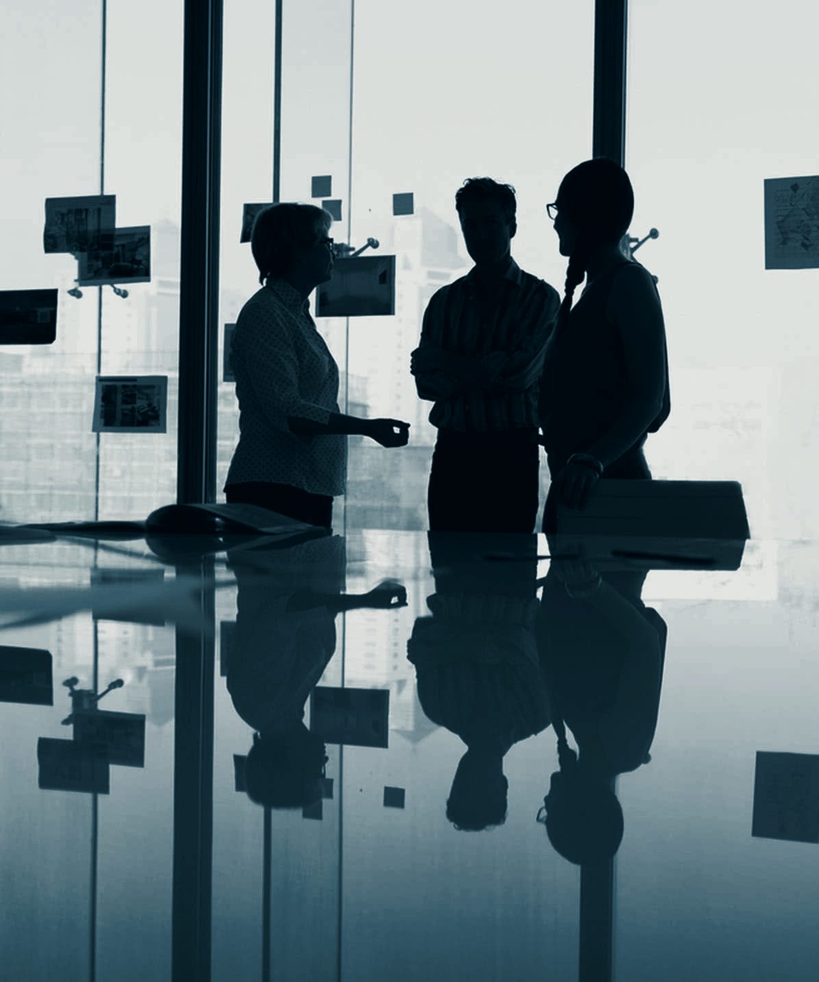 Silhouettes dans un bureau au crépuscule