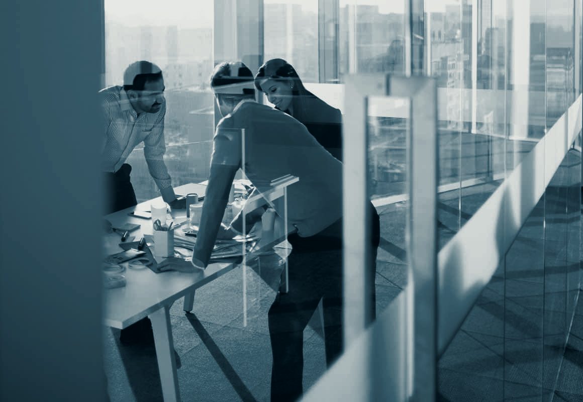 Équipe au travail sur des dossiers de paie